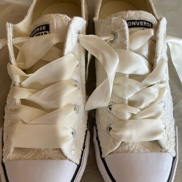 White lace Converse size 7 never worn. - Picture 2 of 4